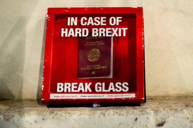 在去年在抗议的硬布雷克利特盒子的情况下，在“休息玻璃”中的嘲弄爱尔兰旅游护照。信用：PA