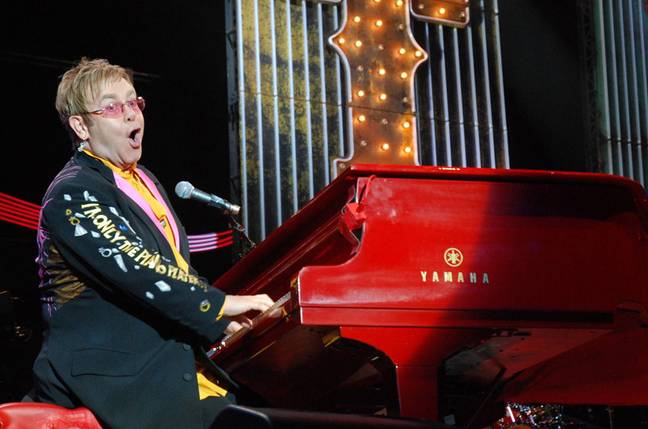 埃尔顿·约翰（Elton John）在O2竞技场表演了红色钢琴巡回赛。学分：PA