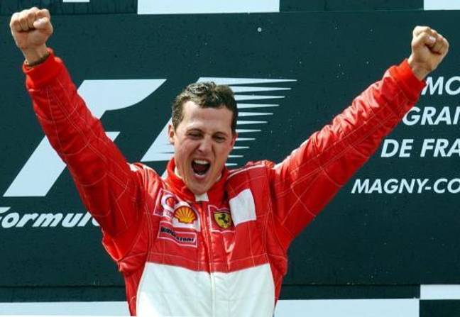 Michael Schumacher在2002年7月21日在法国的Magny-Cours RaceTrack上赢得法国式一级普拉克拉克队的奖金后庆祝。信用：PA