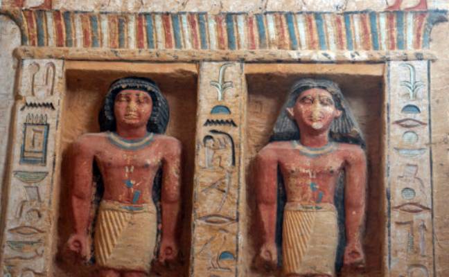 雕塑在坟茔的在埃及吉萨的Saqqara墓地。信用：PA