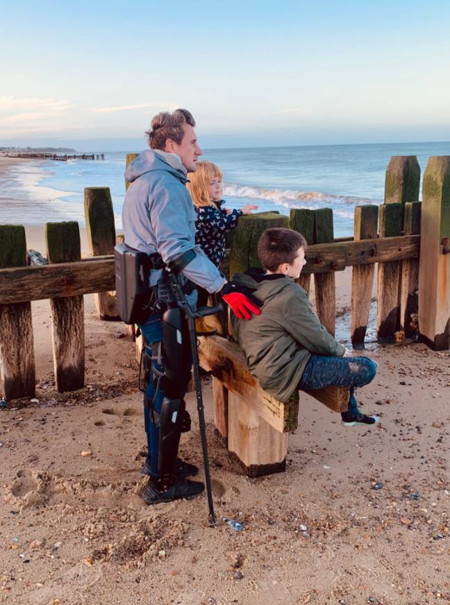 西蒙与他的儿子和女儿的沙滩上。信用：西蒙尼龙斯德