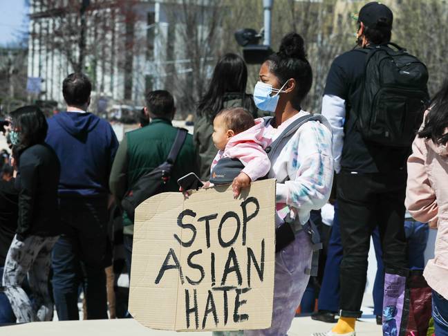 人们一直在展示要求结束反亚洲仇恨。信用：PA