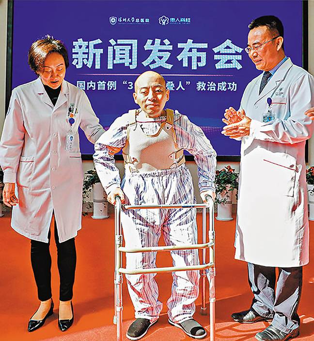 李华在他的手术后28年后立即站立。信贷：亚洲线