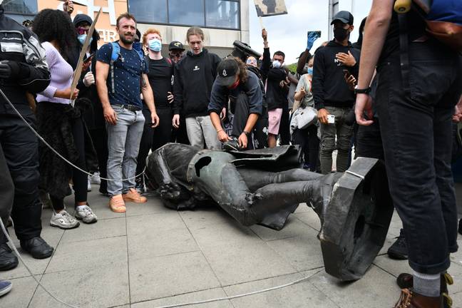 抗议者拆毁了17世纪奴隶贩子爱德华·科尔斯顿的雕像。信贷:爸爸