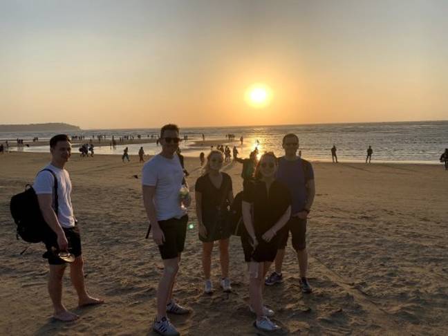 队员们在海滩上欣赏日落。图片来源:新闻狗必威备用网媒体＂width=