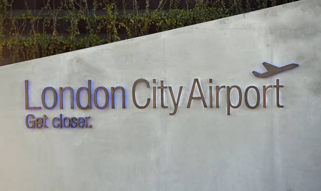 伦敦城市机场的工作人员也发现了一揽子计划。信用：PA
