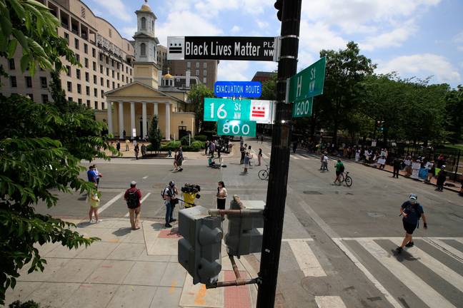这条街被重新命名为“黑人的命也是命”广场。信贷:爸爸