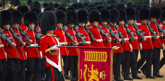 将颜色进行颜色是一个壮观的军事表演，以庆祝女王的生日“荣誉：王室”