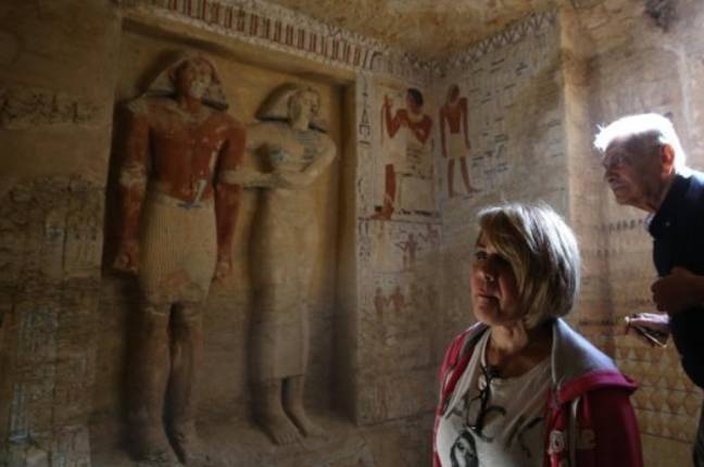 客人在埃及进入最近发现的坟墓。信用：PA