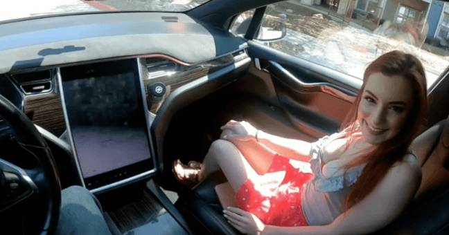 一对夫妇拍摄自己在自动驾驶仪上移动的特斯拉里面发生性行为。信用：推特