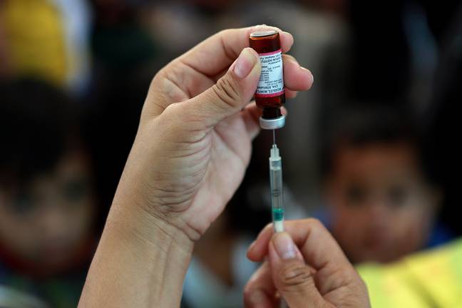 医生在菲律宾的人们中提供了很多需要麻疹疫苗。信用：PA