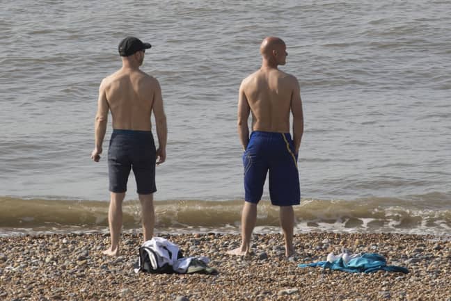 今天在海滩上的两个男人。信用：I-Images图片代理“width=