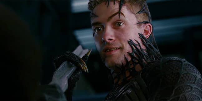 Topher Grace作为Eddie Brock / Venom，回到2007年的方式。信用：索尼