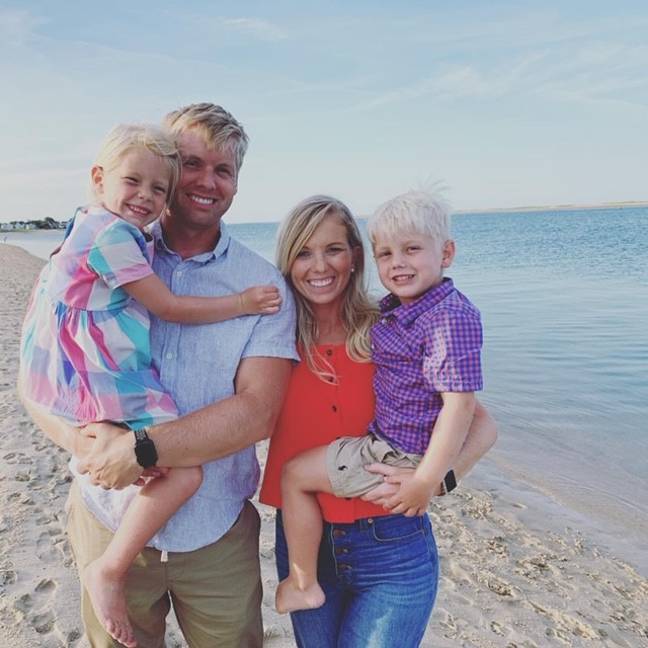 阿曼达·哈布伦（Amanda Habrun）和她的丈夫和孩子们。学分：Amanda Habrun“width=