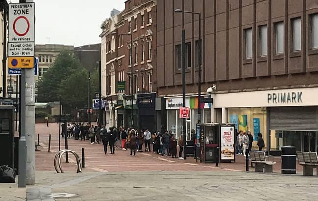 购物者在德比商店外排队，在全国各地都回荡的场景中。信用：Twitter/Josh Buckley