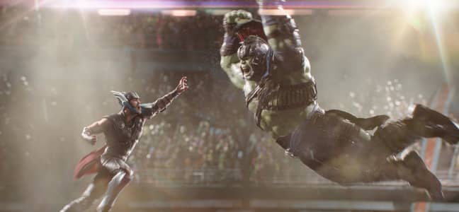 鲍比（Bobby）从雷神（Thor：Ragnarok）拍摄了《雷神与绿巨人角斗士》（Thor vs Hulk）角斗士时，抢了他的“骨头腹股沟”。图片来源：迪士尼/奇迹