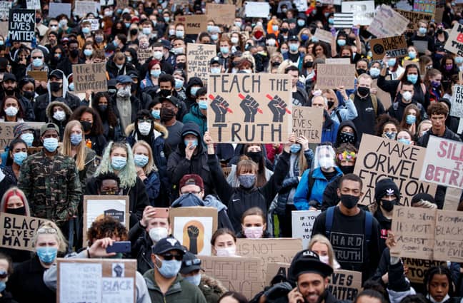 示威者穿越曼彻斯特的皮卡迪利花园。信用：PA