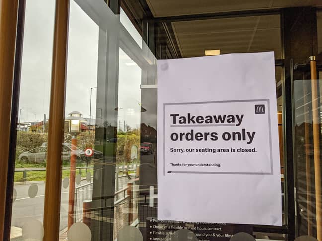 麦当劳从周三开始提供外卖和开车送餐服务，但现在英国和爱尔兰的所有门店都将关闭。信贷:爸爸