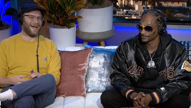 Snoop在霍华德斯特恩秀上沿着Seth Rogen的启示。信誉：霍华德斯特恩秀
