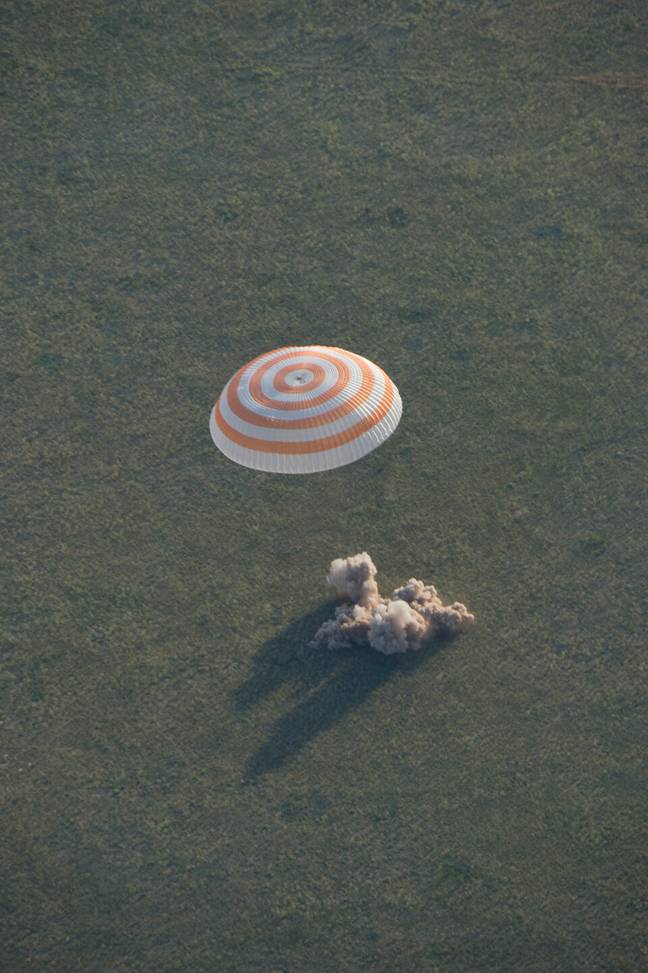 在2015年6月11日，在2015年6月11日之后，斯科苏兹TMA-15M航天器安全落在地球上，在克里斯托托蒂在太空中花了近200天。信用：esa