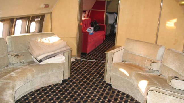 爱泼斯坦私人飞机的内部“洛丽塔快车”。图片：法院照片“width=