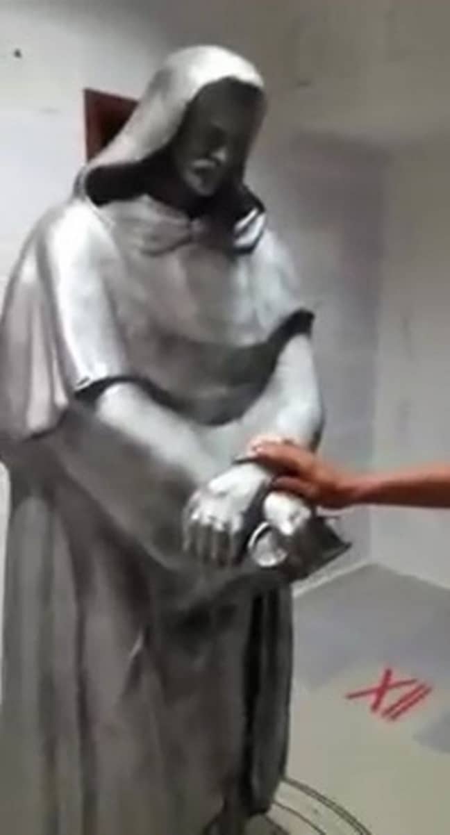 这个£2,000的雕像在他的房间也发现了。学分：Guilherme Kaminski Dos Santos/YouTube