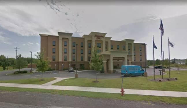 据称，两人在汉普顿旅馆后面的一辆停放的汽车中发生性关系。信用：Google地图