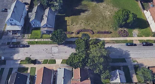 2208年Seymour Avenue的“恐怖之家”已被鲜花所取代。信用：谷歌地图