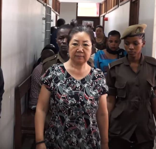 现年69岁的杨冯兰（Yang Fenglan）被判刑，因为她参与了非洲最大的象牙戒指之一。信用：VOA新闻必威备用网