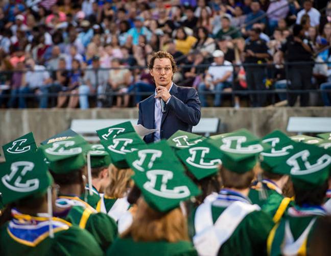 演员和1988年Longview高中毕业生Matthew McConaughey在学校的毕业典礼上发表了开始演讲。信用：PA