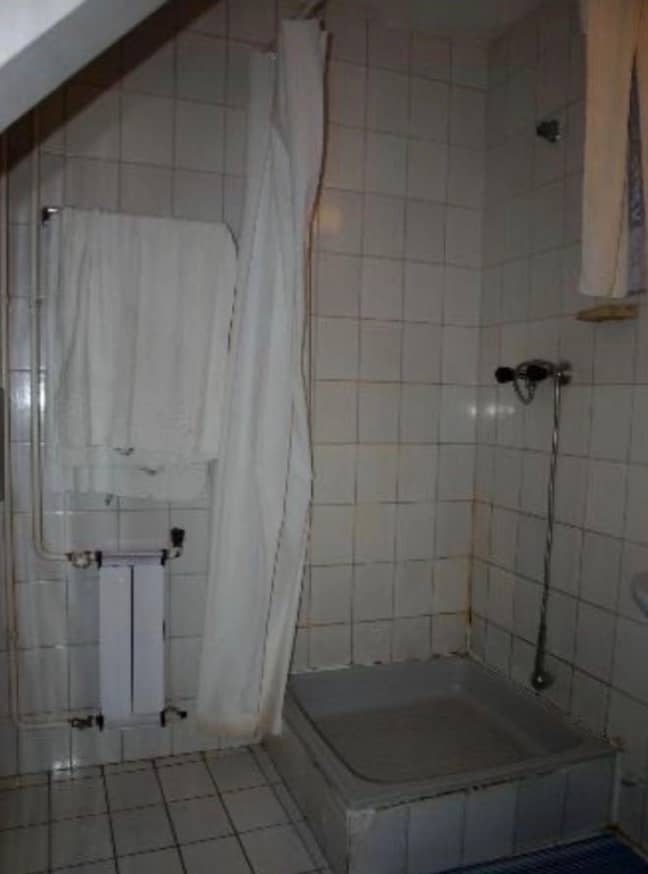 酒店房间之一的浴室。信用：果酱出版社“width=