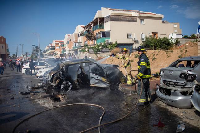 消防员熄灭火焰由从加沙地带向以色列射击的火箭引起的火焰。信用：PA