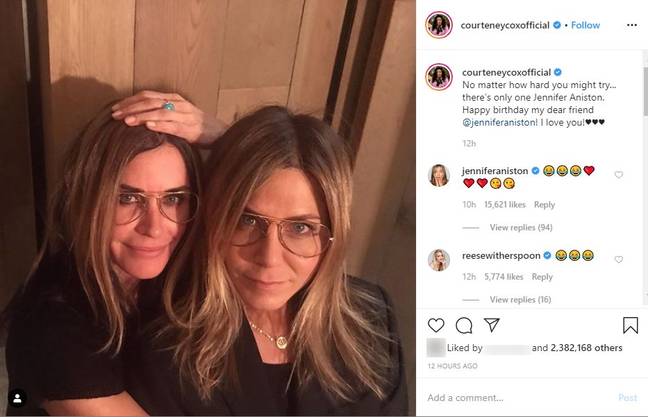 Jen和Reese Witherspoon都回复了Courteney的帖子。信用：Instagram / Courteney Cox