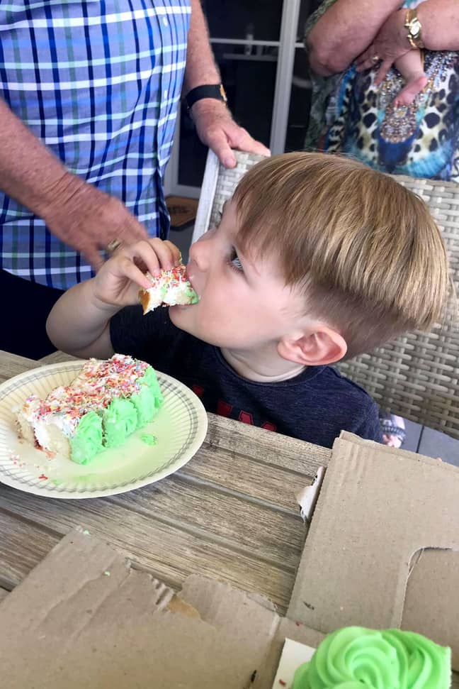 小梅森（Little Mason）享受他的第三个生日蛋糕 - 如果他已经知道几个小时前的样子。信用：纽约