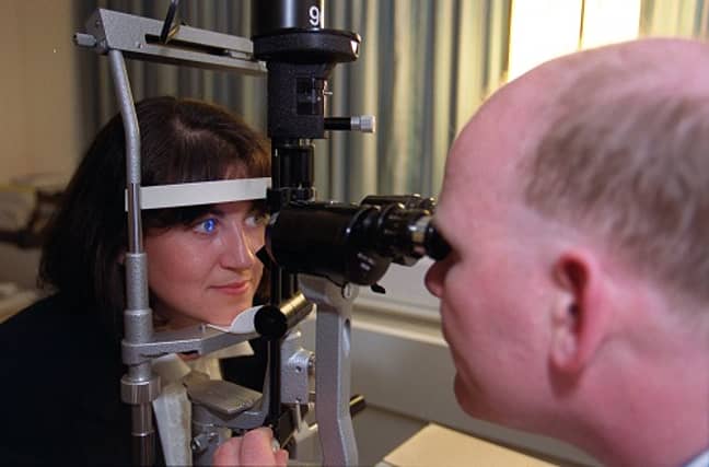 一位病人在莫尔菲尔德眼科医院检查眼睛。信贷:爸爸