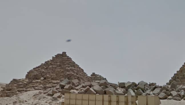 不明飞行物飞过埃及的吉萨金字塔？（信用：Google Maps）