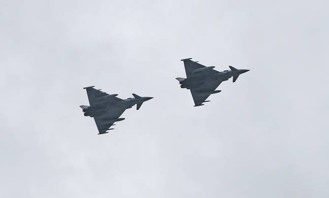两架英国皇家空军台风战斗机的库存图像。信贷:爸爸