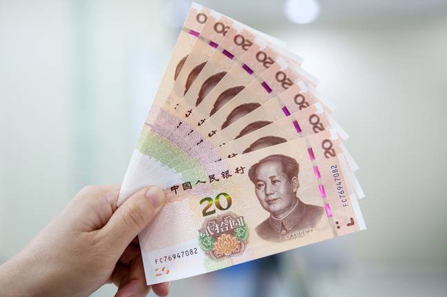 另一位妇女微波炉写了一些中国钞票，以确保她们没有19岁。信用：PA