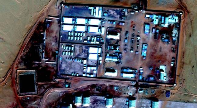 可以在Google Maps上的Reddit用户发现撒哈拉甜点的军事基地上发现车辆和地雷。（信用：Google Maps）