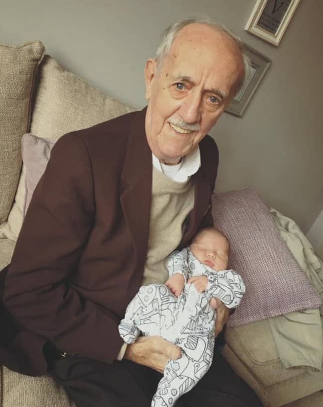肯和他最小的曾孙。图片来源：leadbible