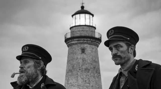 Willem Dafoe和Robert Pattinson在灯塔。信用：A24