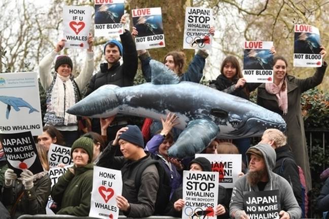 激进分子参加了伦敦市中心日本大使馆以外的一次反捕鲸抗议活动。学分：PA