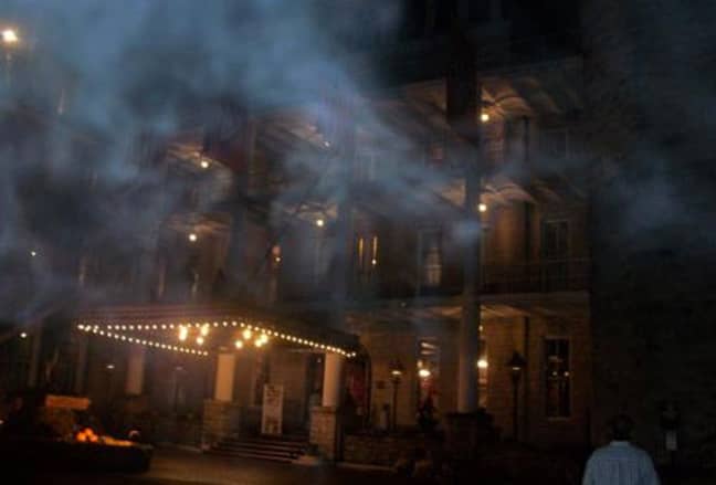雾气聚集在酒店外。信用：新月和水疗幽灵之旅