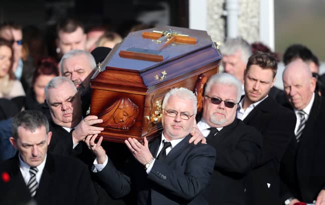 哀悼者携带棺材携带的蔓越莓歌手奥雷索斯o'riordan。信用：PA