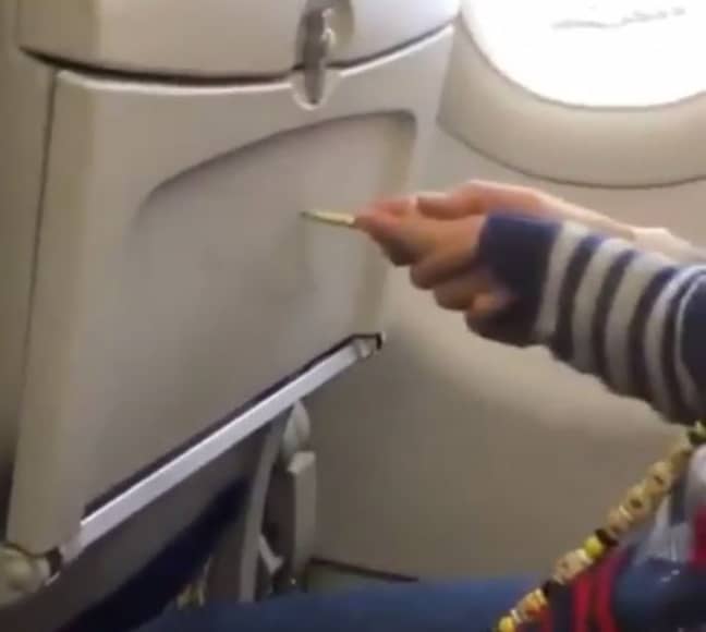 一些乘客被拍摄，让他们的孩子在飞机内部绘制。学分：Instagram/Pastengershaming