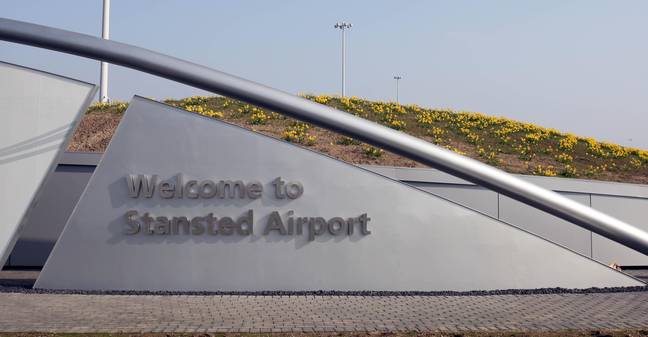 据报道，少年举行了从斯坦斯特德机场到马斯特里赫特的航班。信用：PA