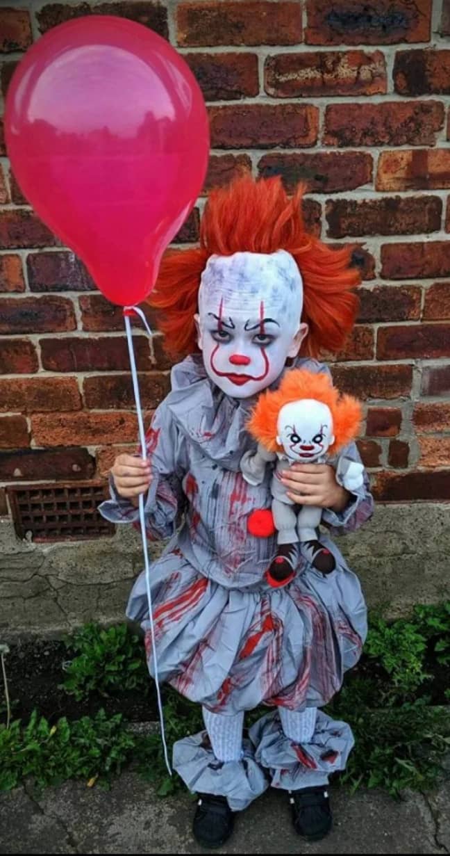 您可以以约20英镑的价格将孩子变成一个非常令人毛骨悚然的小丑。信用：Facebook/Amyleigh Harrison