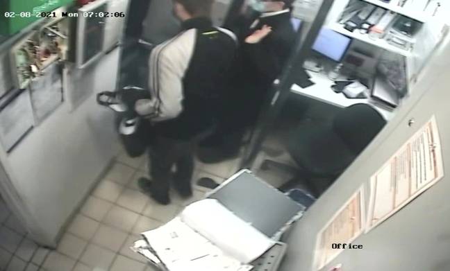 CCTV镜头在抢劫期间显示Rudi Batten。信贷：SWNS