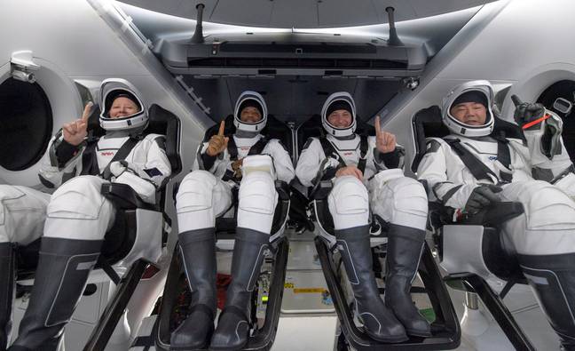 Shannon Walker(左)，Victor Glover, Mike Hopkins和日本宇宙航空研究开发机构(JAXA)宇航员Soichi Noguchi。信贷:爸爸