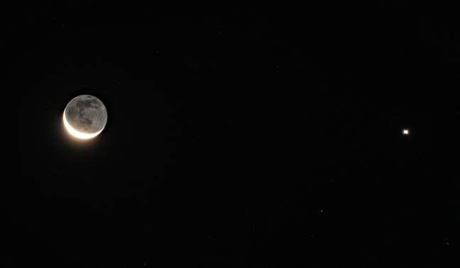 12月14日，新月结合了黎明利湾的黎明湾前黎明天空中的照明行星维纳斯。信贷：PA“width=
